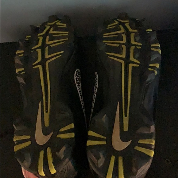 black and white nike softball cleats